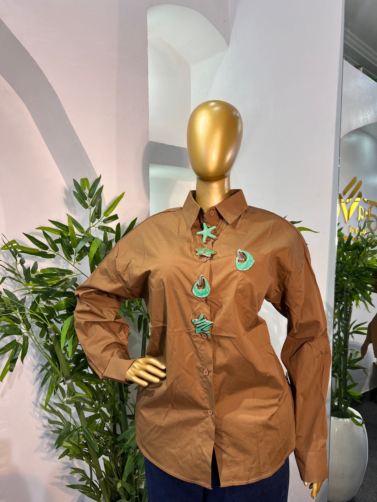 EMERALD BROOCH SHIRT