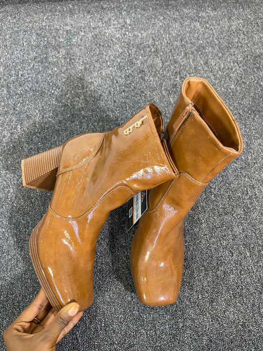 Banging Big Boots 200