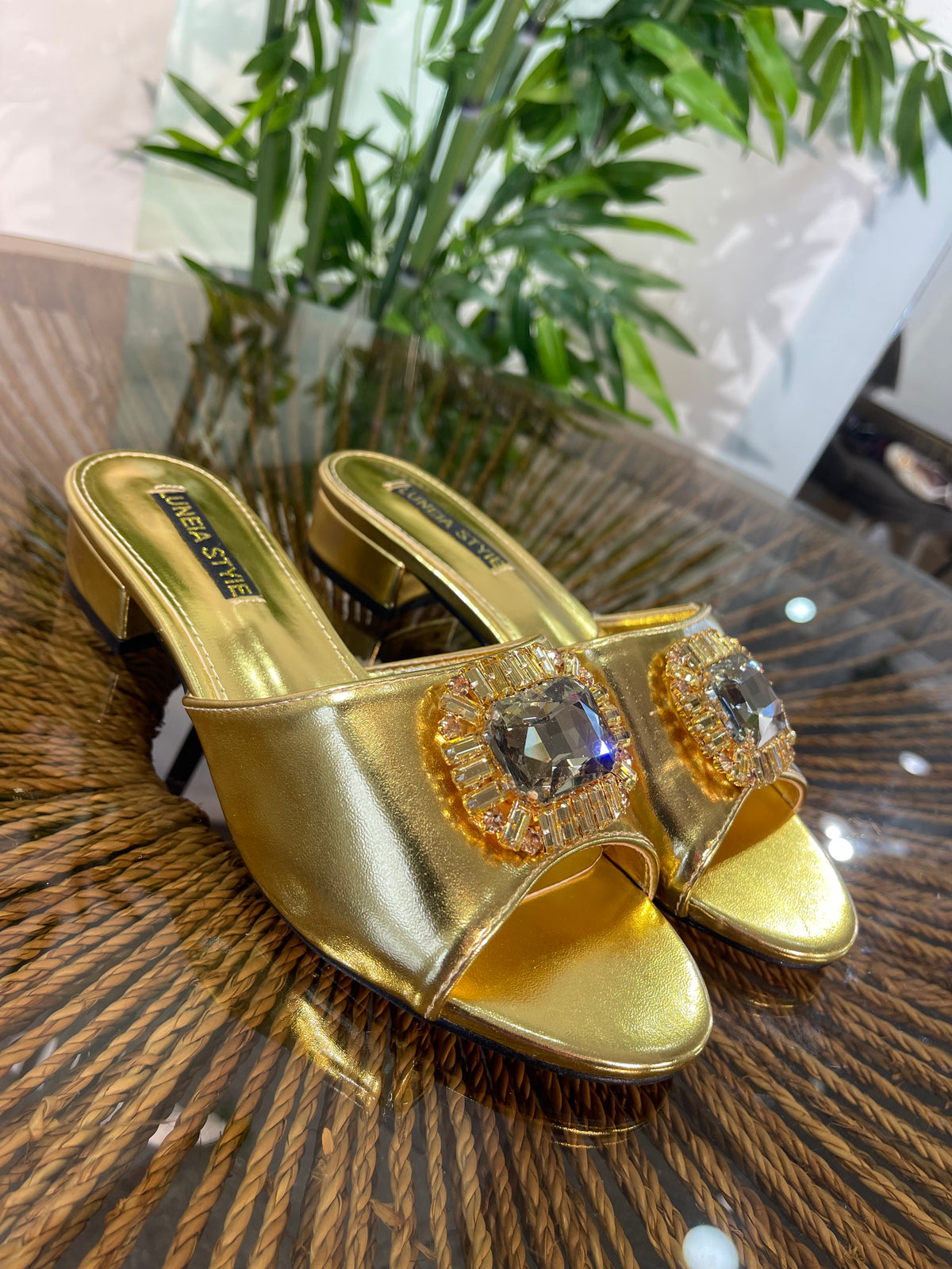 LUNEIA STYLE CRYSTAL MULE