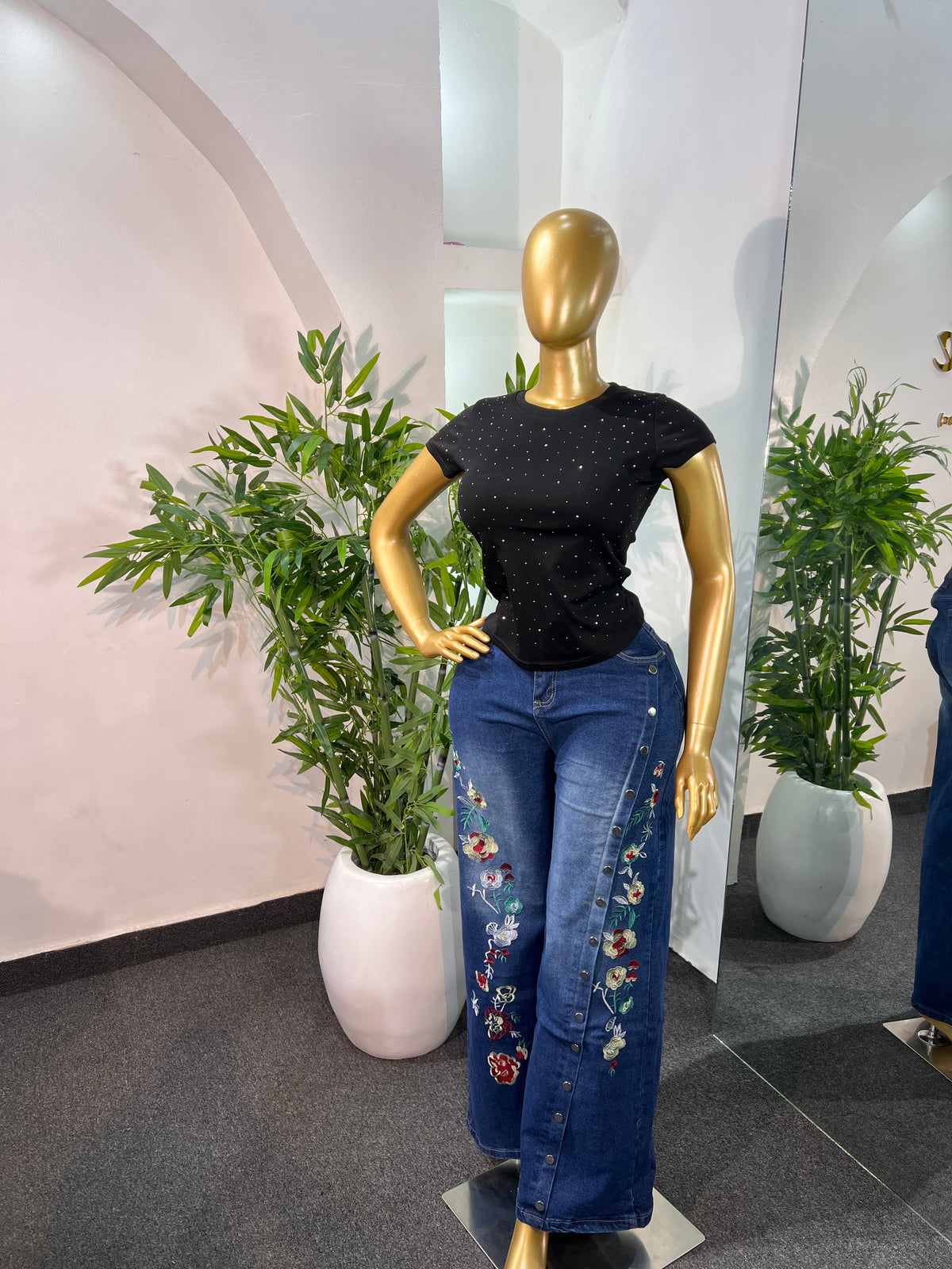 FLORAL EMBROIDED JEAN