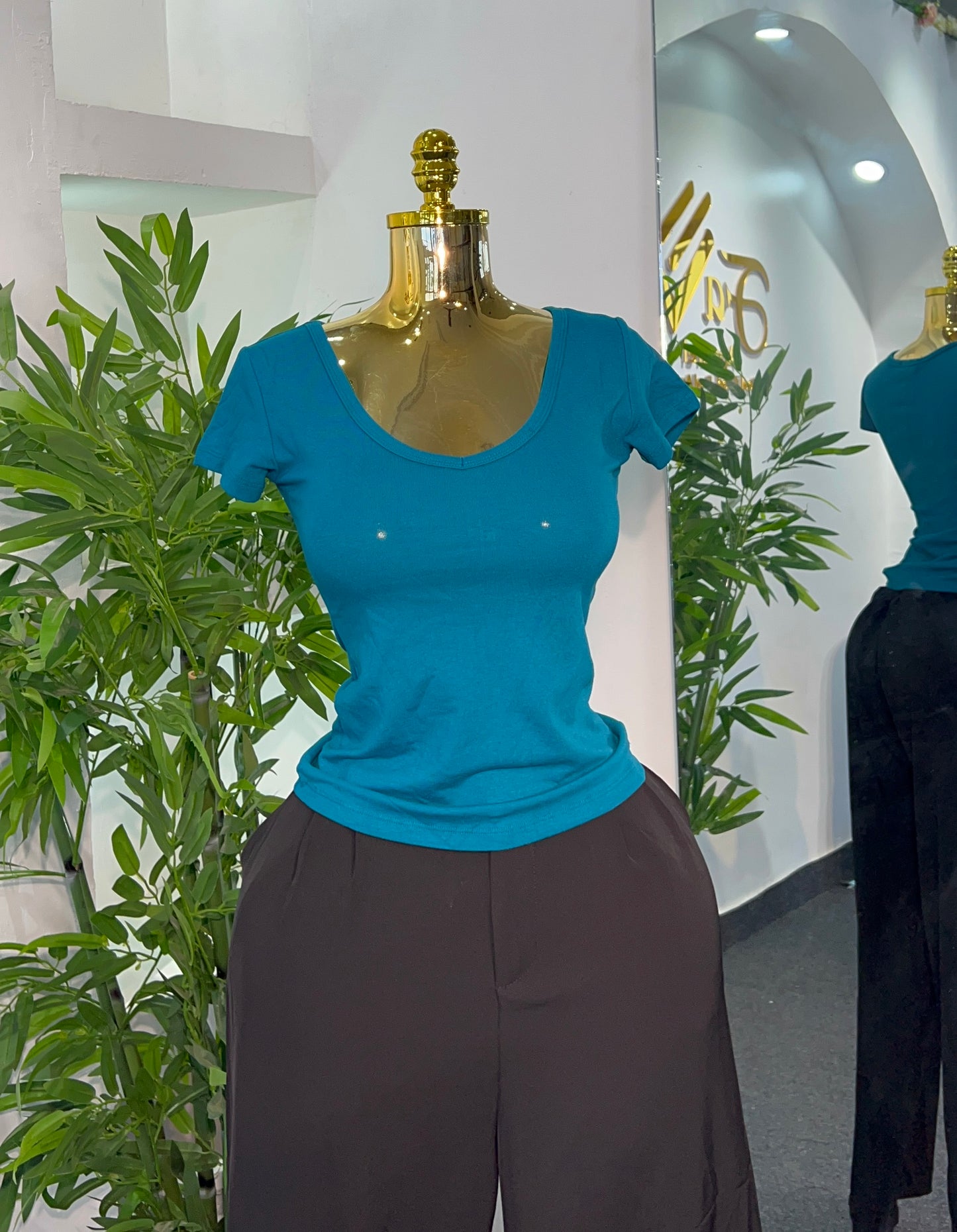 CLASSIC VNECK TOP